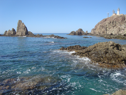 Las costas rocosas son imanes para la dorada y pescar a rockfishing desde kayak.